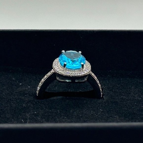 Brilliant Oval 3.60 Carat Blue Topaz Ring - Size 6 - Sterling Silver Setting - Picture 2 of 8